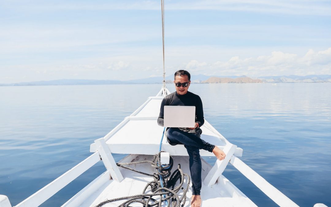 Autónomo con portátil de vacaciones en un barco